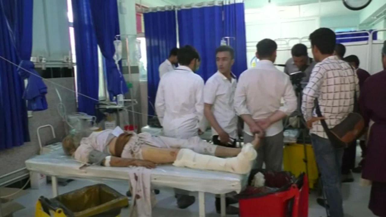 CNNE 680755 - mueren al menos 34 personas tras explosion en afganistan