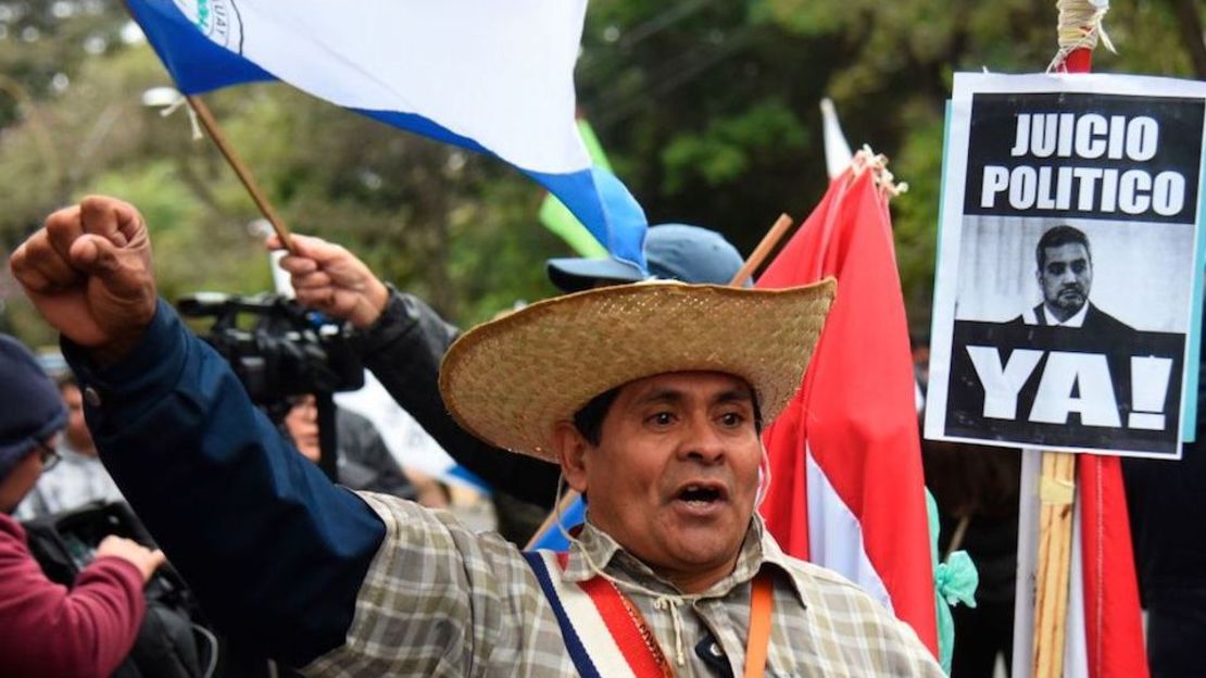 Manifestantes piden un juicio político al presidente de Paraguay, Mario Abdo Benítez.
