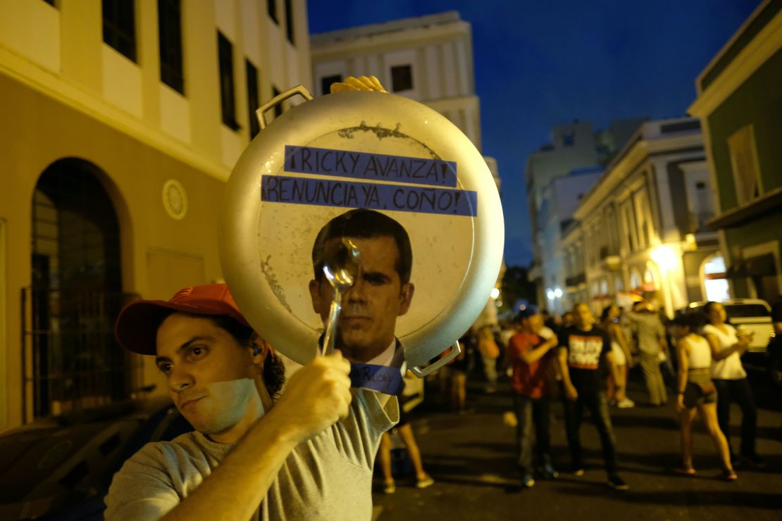 Un manifestante golpea una cacerola con el rostro de Ricardo Rosselló durante una manifestación en San Juan, Puerto Rico.