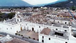 CNNE 681183 - disfruta de la belleza de antigua, en guatemala, a vuelo de pajaro- vuela junto a destinos cnn y disfruta de esta increible ciudad desde las alturas-