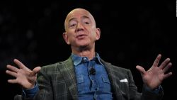 CNNE 681433 - jeff bezos se desprende de miles de acciones de amazon