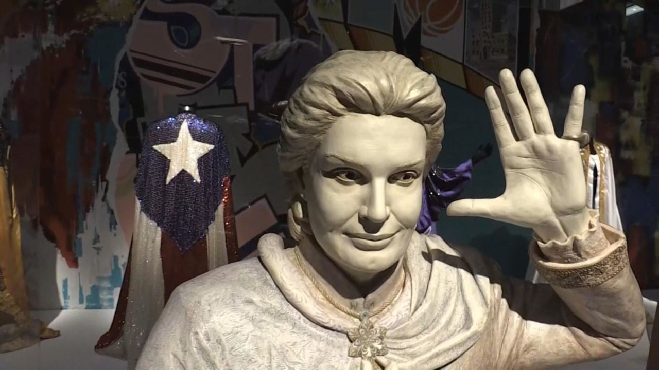 CNNE 681886 - exposicion en miami celebra a walter mercado