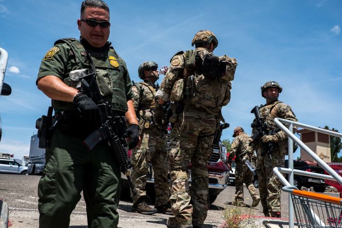 Greg Abbott, gobernador de Texas, dijo que el Departamento de Seguridad Pública de Texas está ayudando a las autoridades policiales, federales y locales a poner fin a la situación. El FBI también es parte de la ayuda.