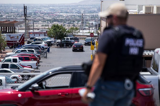 Las autoridades bloquearon el centro comercial debido al tiroteo reportado en Cielo Vista, dijo Frankie Núñez, un empleado de Bassett WB Liquors & Wine.