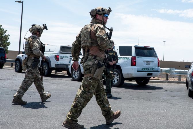 La policía de El Paso dice que solo un sospechoso está bajo custodia y que no creen que ningún otro sospechoso esté pendiente en este momento, según su portavoz, el sargento Robert Gómez.