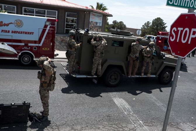 Walmart emitió un comunicado tras conocerse el tiroteo en un centro comercial de El Paso. "Estamos conmocionados por los trágicos eventos en el centro comercial Cielo Vista en El Paso, donde se encuentran la tienda 2201 y el club 6502", dijo la empresa minorista. "Estamos orando por las víctimas, la comunidad y nuestros asociados, así como por los primeros en llegar a auxiliar. Estamos trabajando estrechamente con las fuerzas del orden público y actualizaremos según corresponda".