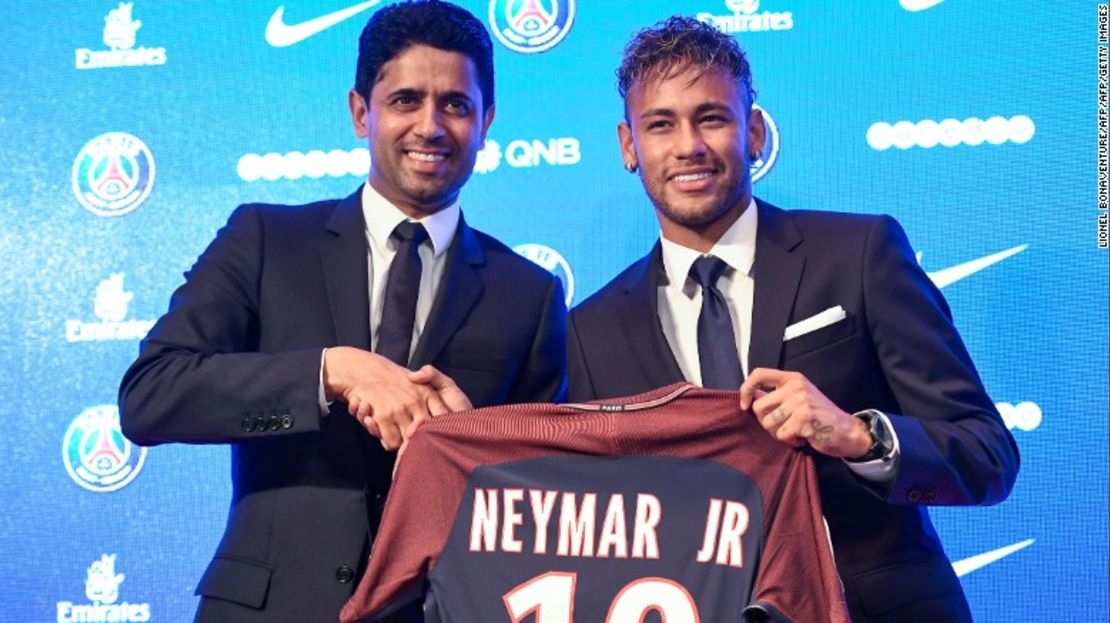 Neymar posa con junto al presidente qatarí de Paris Saint Germain (PSG) Nasser Al-Khelaifi durante una conferencia de prensa el 4 de agosto de 2017.