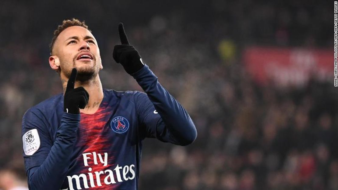 Neymar celebra después de marcar un gol para el PSG.