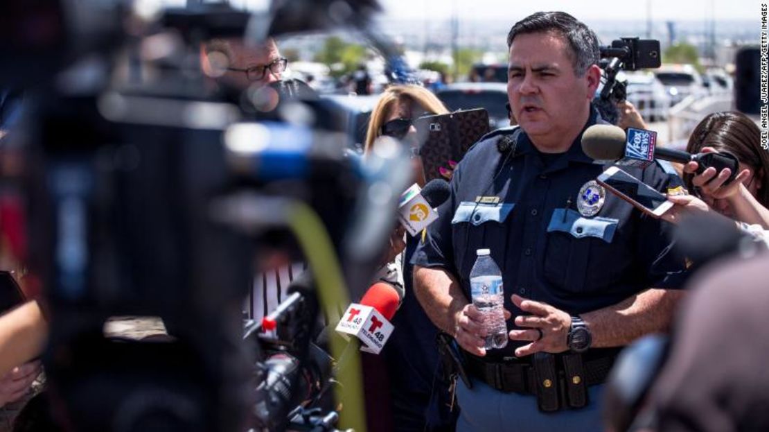 El sargento del departamento de policía de El Paso Robert Gomez informa a los medios sobre el tiroteo.