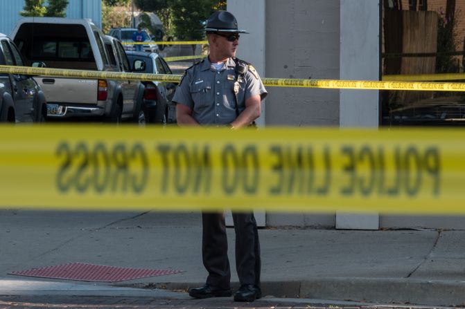 La policía se reunió después de que un atacante abriera fuego en el distrito de Oregon en Dayton, Ohio, la madrugada de este domingo. Nueve personas murieron, informaron la autoridades.