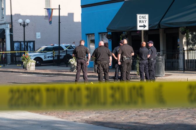 Las autoridades dijeron que el sospechoso del ataque también está muerto. Otras 26 personas resultaron heridas en el incidente que ocurrió 13 horas después de otro tiroteo que dejó 20 muertos en El Paso, Texas.