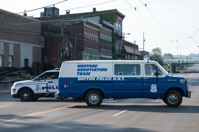 El tiroteo en Dayton tuvo lugar alrededor de la 1 a.m. en el exterior de la calle East 5th Street, en el distrito de Oregon, un área popular en el centro, dijo el subdirector de la policía, teniente coronel Matt Carper, a periodistas la madrugada del domingo.