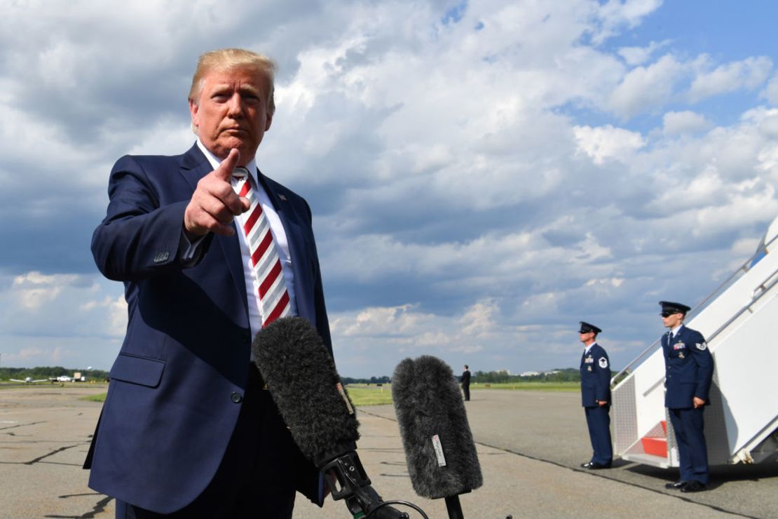 Trump declara sobre los tiroteos masivos en El Paso y Dayton, antes de abordar su avión a Washington en el aeropuerto de Morristown.