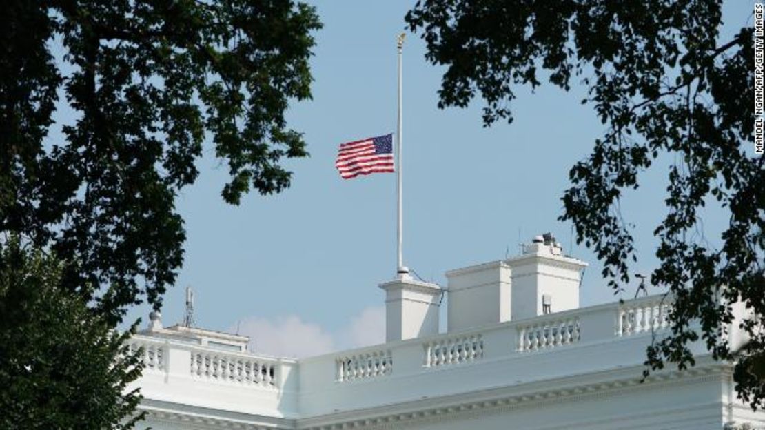 CNNE 682576 - tiroteos-estados-unidos-bandera-media-asta