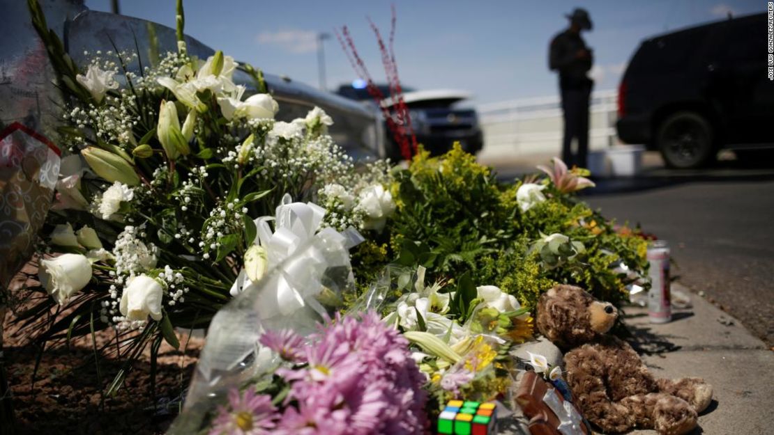 Un arreglo floral en homenaje a las víctimas del tiroteo en El Paso, Texas.