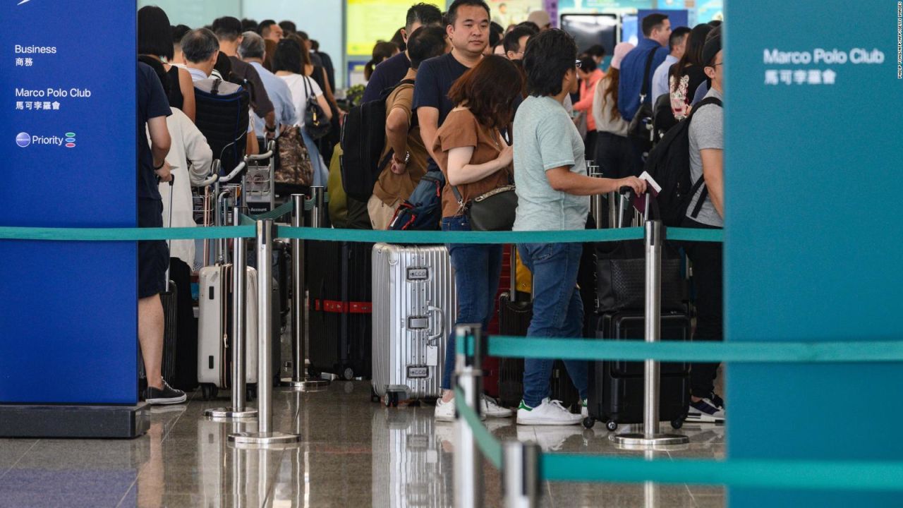 CNNE 682863 - al menos 100 vuelos cancelados por huelga en hong kong