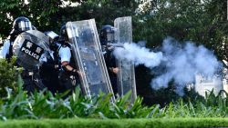 CNNE 682874 - hong kong- usan gases lacrimogenos contra manifestantes