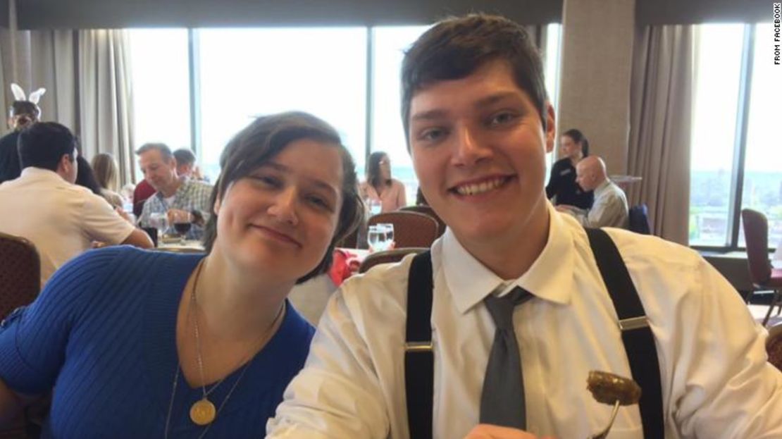 Connor Betts y su hermana Megan. La policía dice que Betts mató a su hermana y a ocho personas más el domingo.