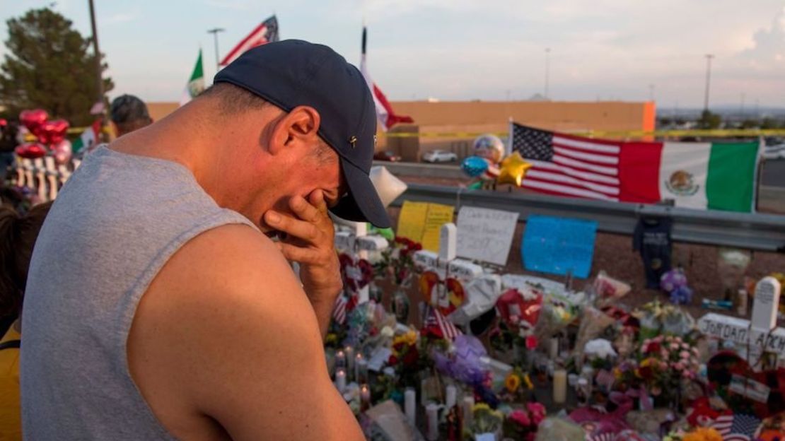 Un hombre llora ante un altar en homenaje a las víctimas del tiroteo en El Paso, Texas.