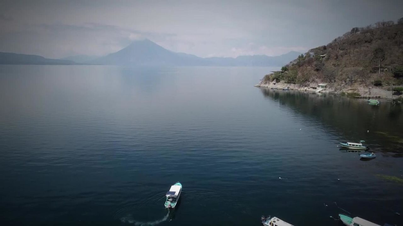 CNNE 683436 - un regalo para los ojos- el increible lago atitlan, en guatemala, deslumbra a los viajeros- descubre todo su esplendor y visita los pueblos vecinos junto a @destinoscnn