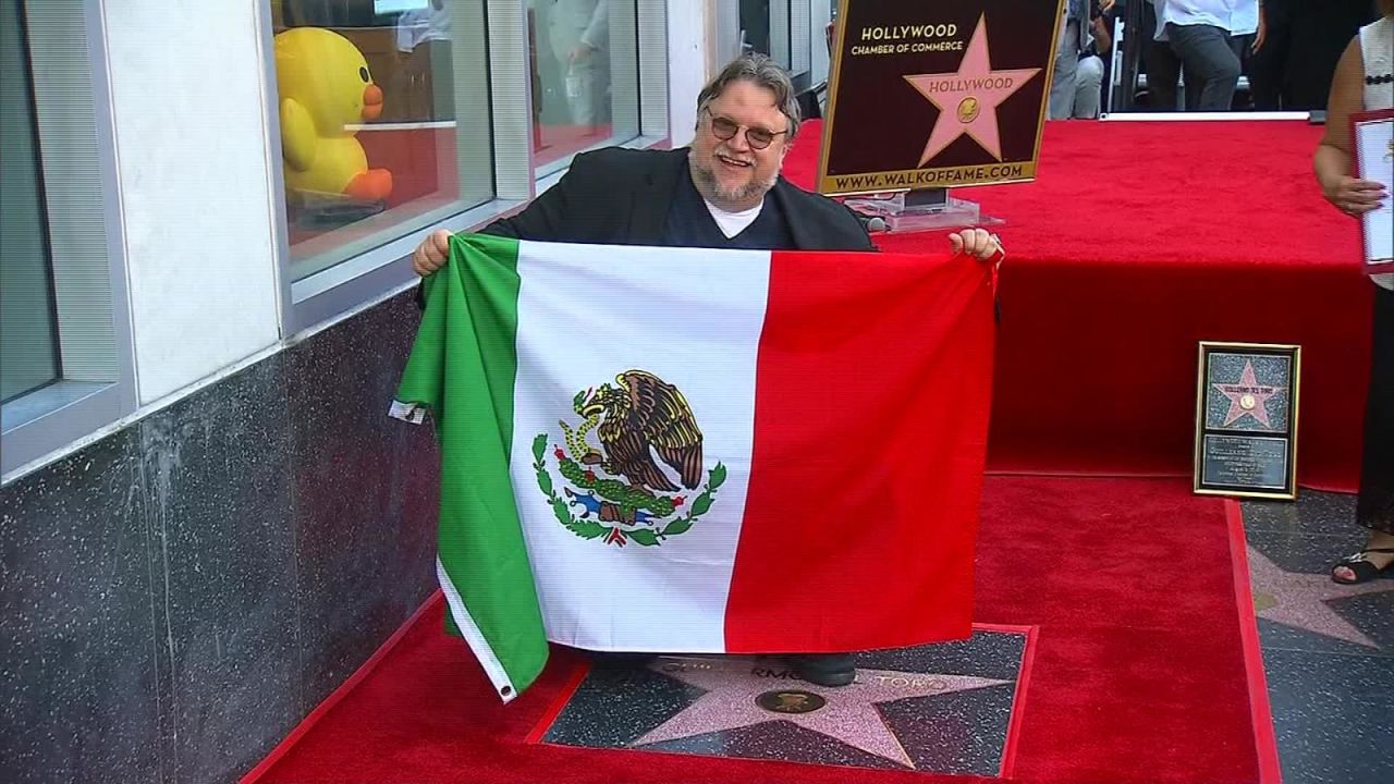 CNNE 683726 - guillermo del toro develo se estrella en hollywood