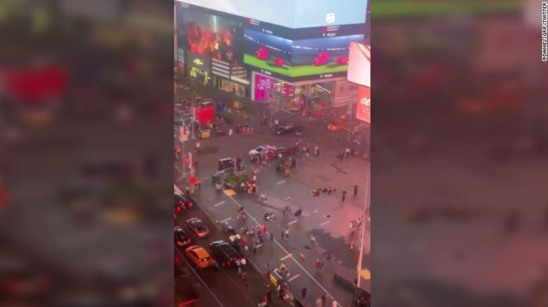 La gente salió corriendo en estampida en Times Square luego de que el estruendo de motocicletas al pasar fuera confundido con disparos.