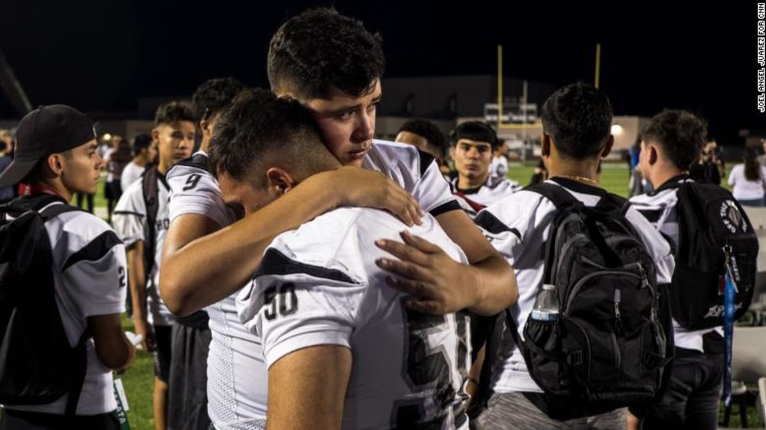 Carlos Teran, de 16 años (izquierda), abraza a su compañero de equipo Humberto Aguilar, también de 16 años, después de asistir a una vigilia para Javier Rodriguez, de 15 años, una de las víctimas del tiroteo en El Paso.