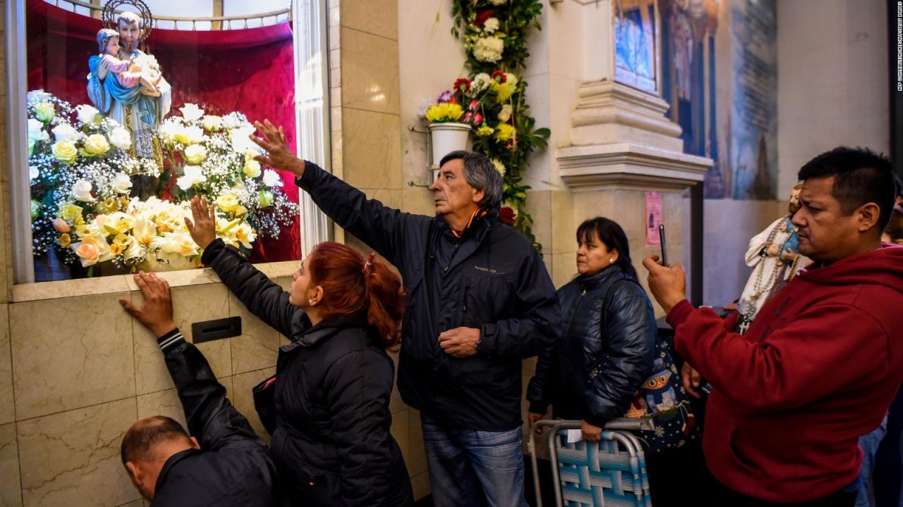 CNNE 684017 - argentinos piden trabajo a san cayetano