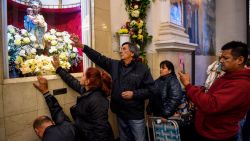 CNNE 684017 - argentinos piden trabajo a san cayetano