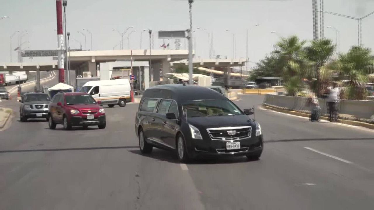 CNNE 684233 - coche funebre de victima de el paso llega a mexico