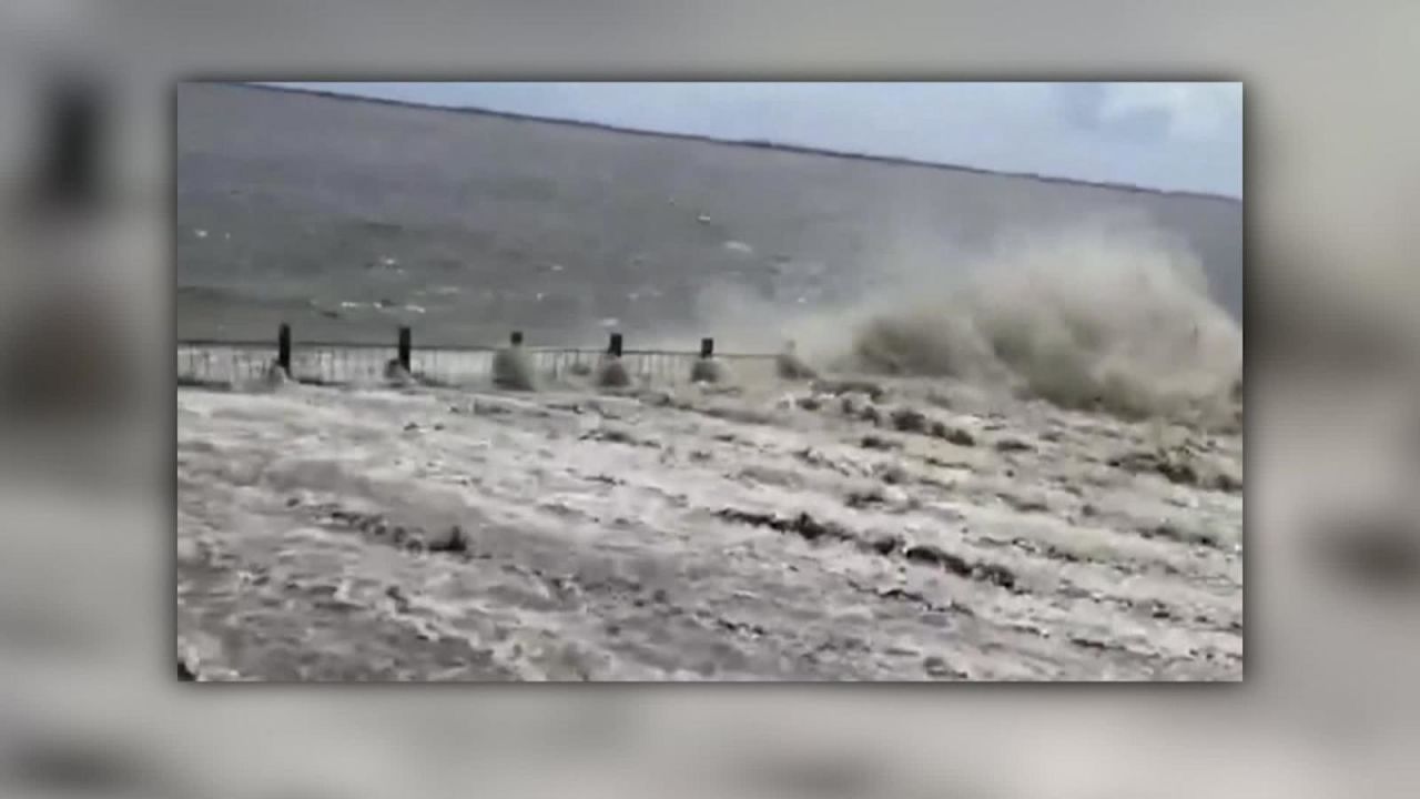 CNNE 684393 - violentas olas arrastran a un hombre en rio de china