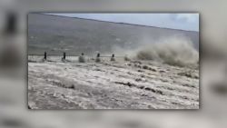 CNNE 684393 - violentas olas arrastran a un hombre en rio de china