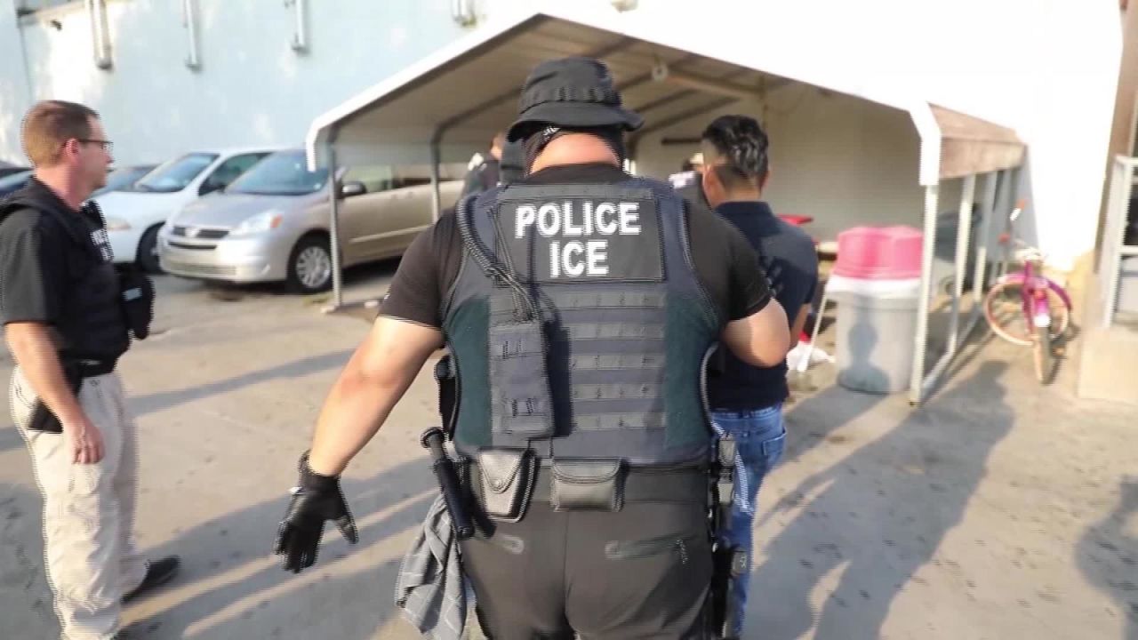 CNNE 684670 - mas de 600 inmigrantes indocumentados detenidos en redadas en mississippi