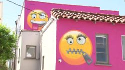 CNNE 684728 - emojis en la pared de una casa causan alboroto