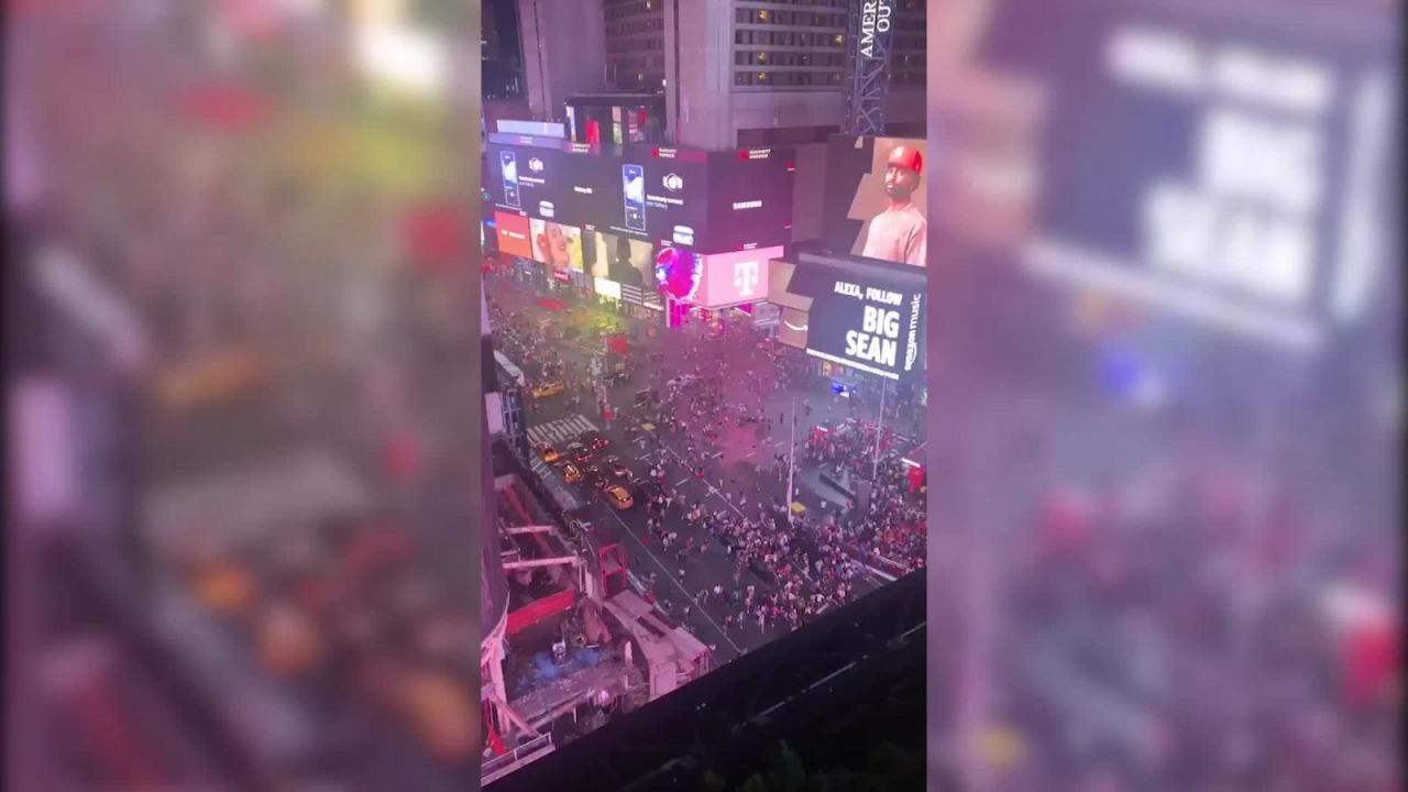 CNNE 684765 - panico en times square muestra temor de estadounidenses