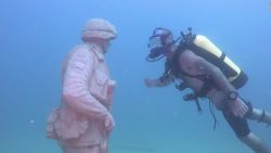 CNNE 684884 - monumento bajo el agua honra a los veteranos de ee-uu-