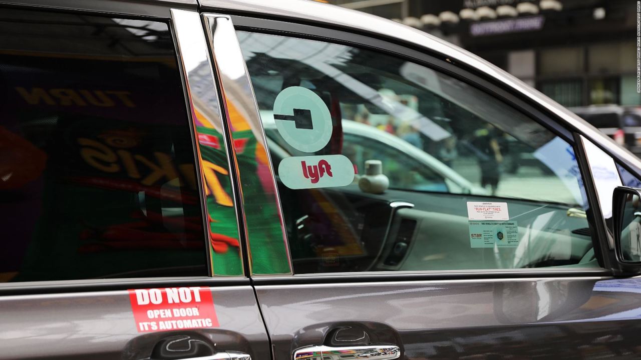 CNNE 684916 - nueva york aprueba reducir los uber y lyft sin pasajeros en las calles