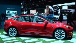 CNNE 684918 - tesla mantiene que el modelo 3 es el mas seguro del mundo