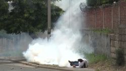 CNNE 684933 - policia disuelve protesta en honduras