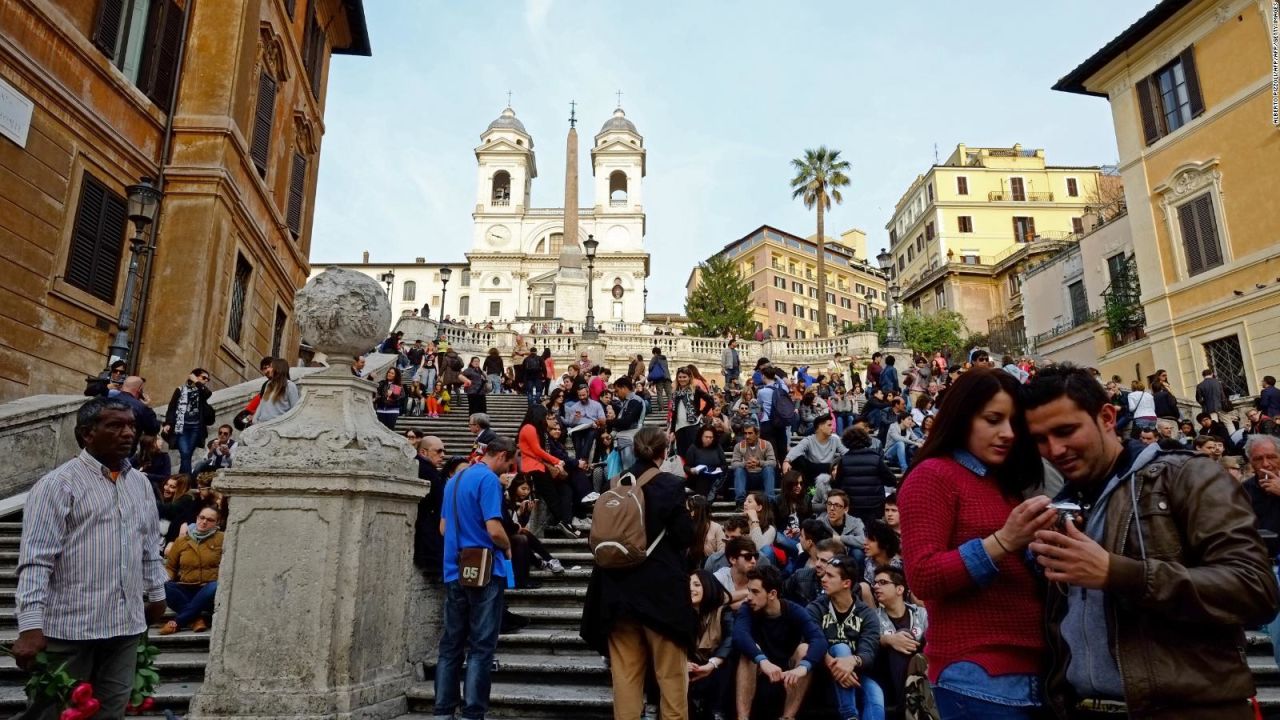 CNNE 685062 - prohibido sentarse en la escalinata de la plaza espana