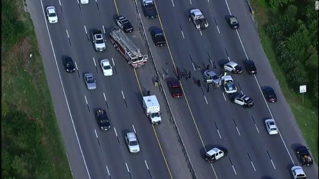 La policía acudió inicialmente al lugar tras recibir una llamada sobre un accidente vehicular.