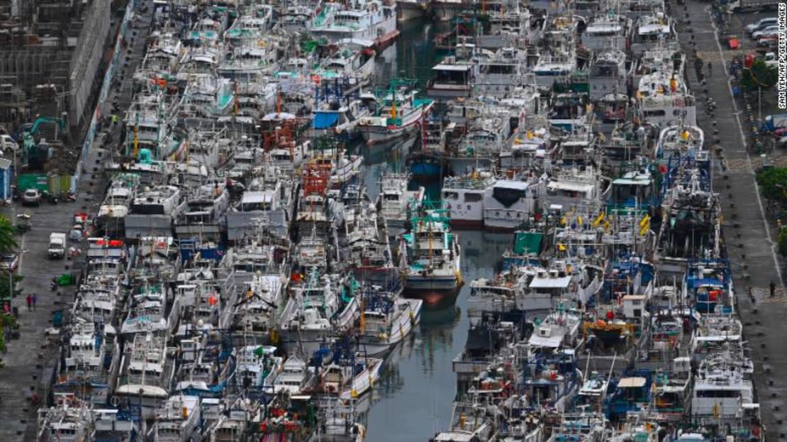 Decenas de botes de pesca fueron resguardados ante la llegada del tifón.