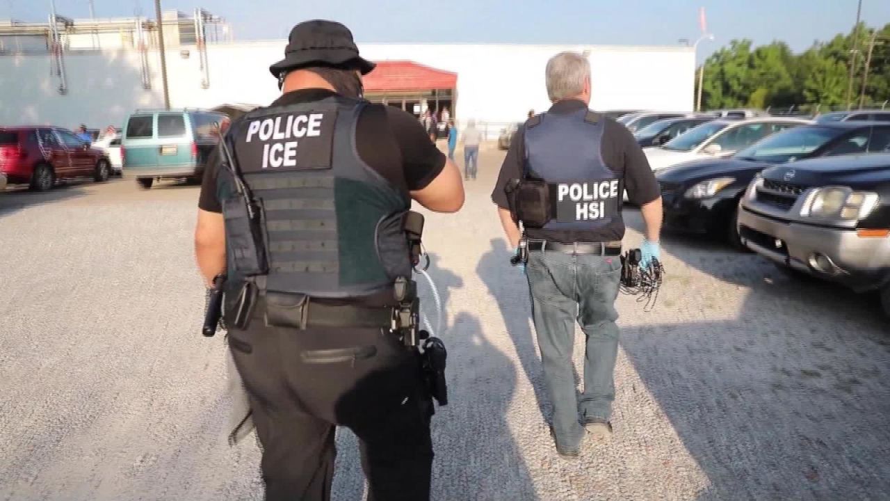 CNNE 685338 - liberados varios detenidos por ice en mississippi