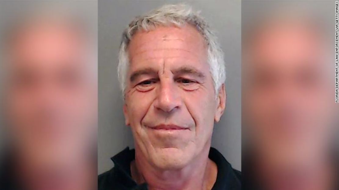 Jeffrey Epstein posa para una foto policial en 2013.