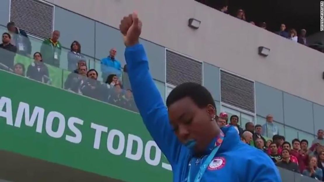 La lanzadora de martillo estadounidense Gwen Berry levanta el puño al final del himno nacional en los Juegos Panamericanos Lima 2019.