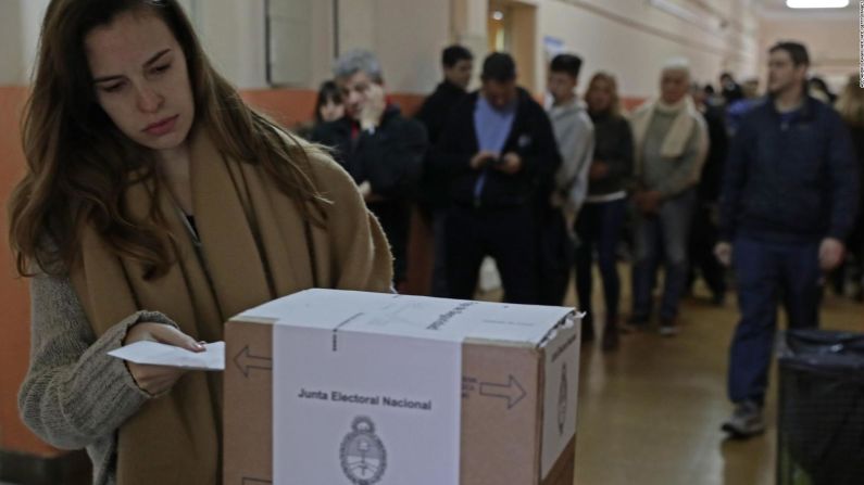 A las 18 horas, hora local (17 ET) cerraron las urnas en estas elecciones primarias en toda Argentina.