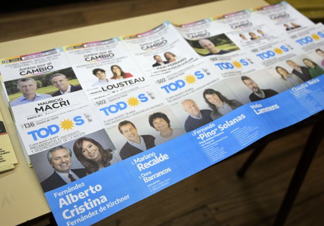 Papeletas electorales del partido gobernante Juntos por el Cambio y del Frente de Todos.