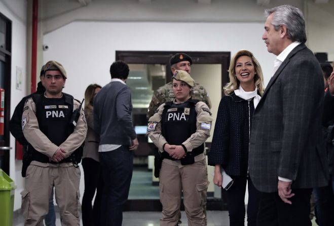 El candidato presidencial Alberto Fernández espera votar en un colegio electoral junto a su esposa Fabiola Yáñez.