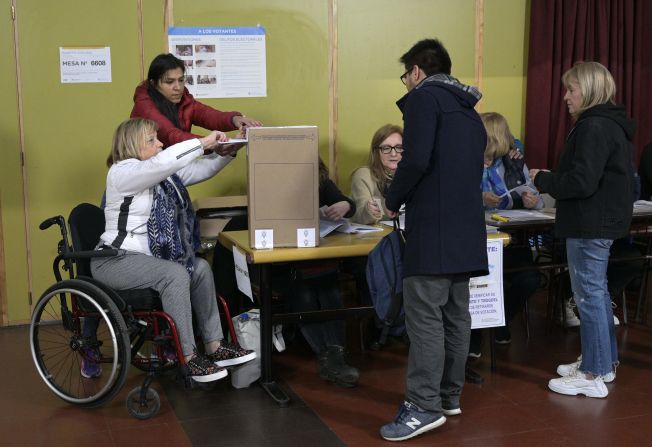 Una mujer en silla de ruedas emite su voto durante las elecciones primarias en Buenos Aires, Argentina.