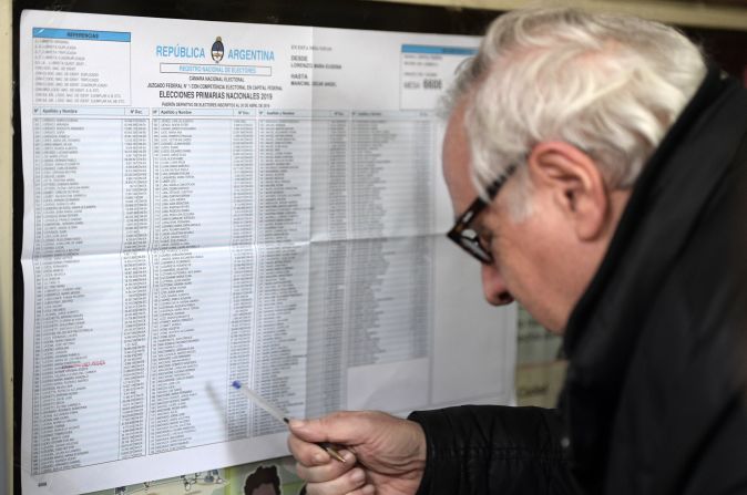 Un hombre busca su nombre en un padrón electoral en un colegio electoral durante las elecciones PASO, en Buenos Aires, Argentina.